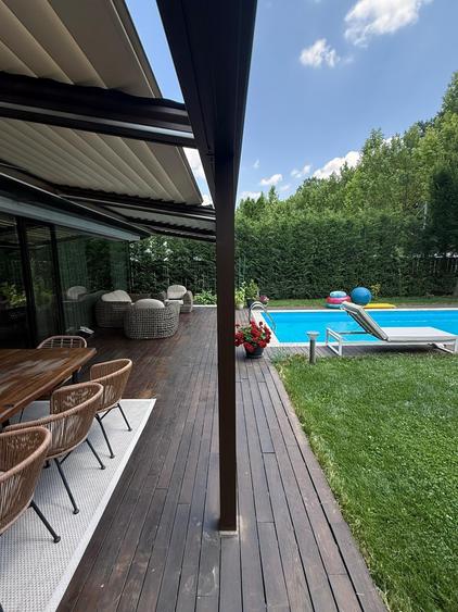 Duplex cu 8 camere cu Piscina în Iancu Nicolae