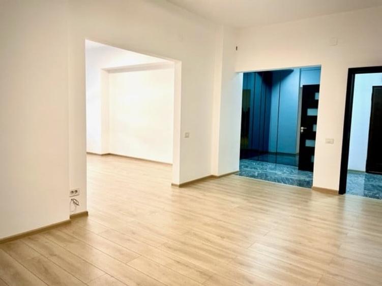Apartament cu 4 camere semidecomandat în Romană