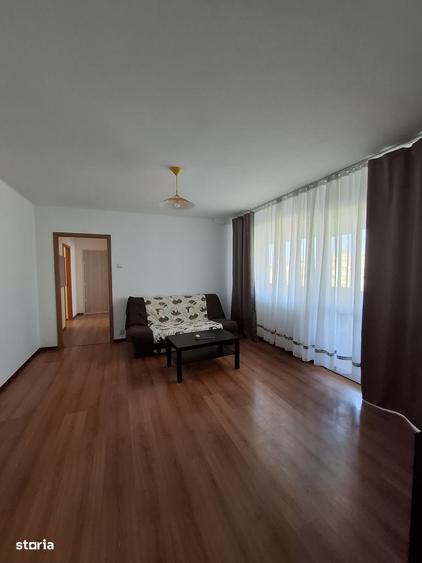 Apartament cu 3 camere semidecomandat, mobilat în Uverturii