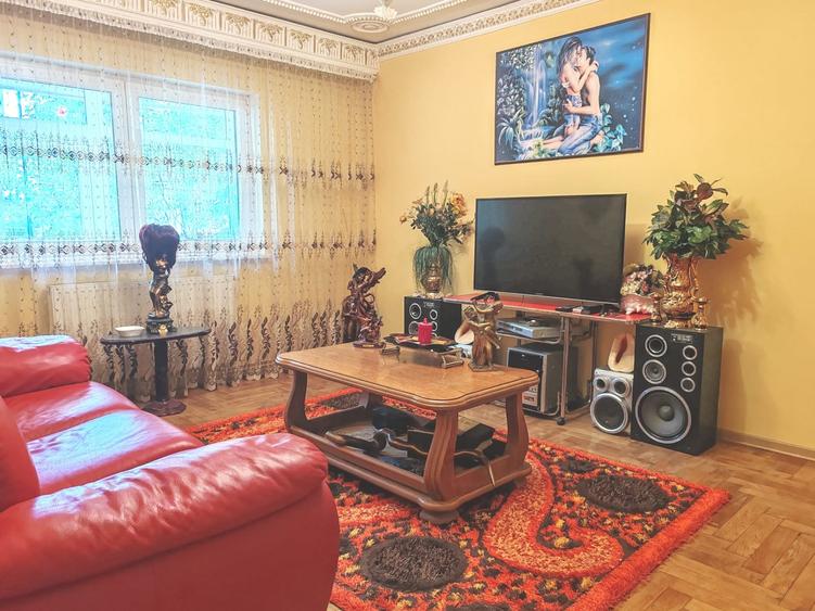 Apartament cu 3 camere semidecomandat în Tractorul