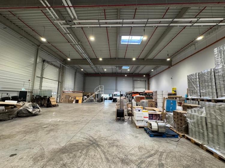 Spațiu industrial, de 1,000 mp, în Tractorul