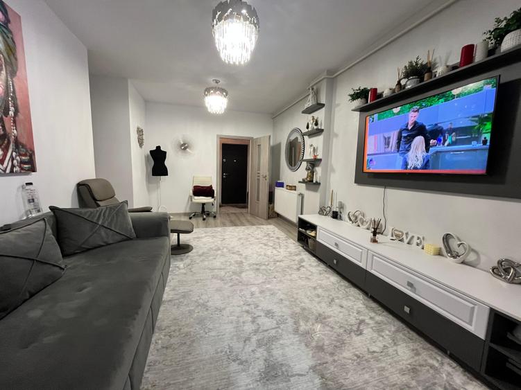 Apartament cu 3 camere semidecomandat în Valea Adâncă