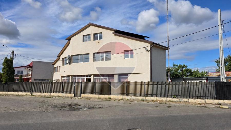 Casă individuală cu 12 camere cu Teren 687 Mp în Izvoare