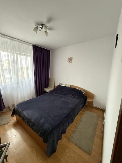 Apartament cu 3 camere semidecomandat în Craiovița Nouă