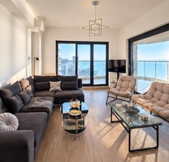 Apartament cu 3 camere decomandat, mobilat în Central