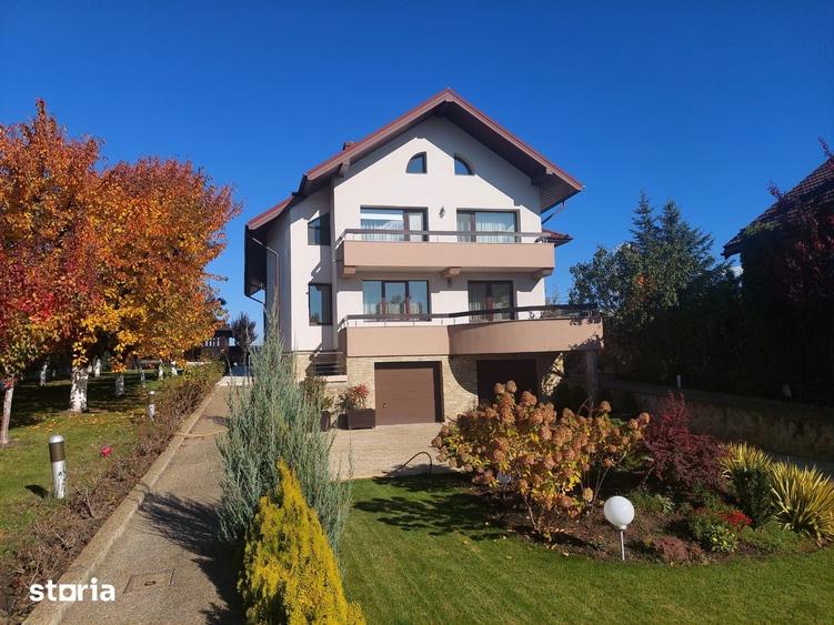 Casă cu 5 camere cu Teren 2400 Mp în Ipotești