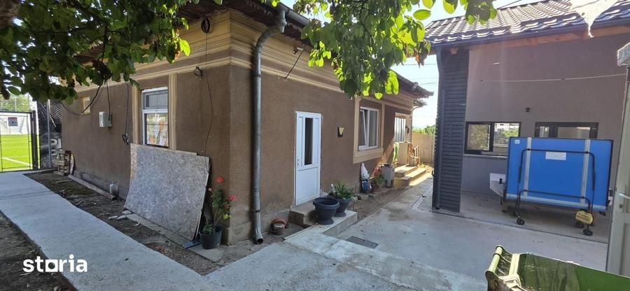 Casă cu 6 camere cu Teren 580 Mp în Podari