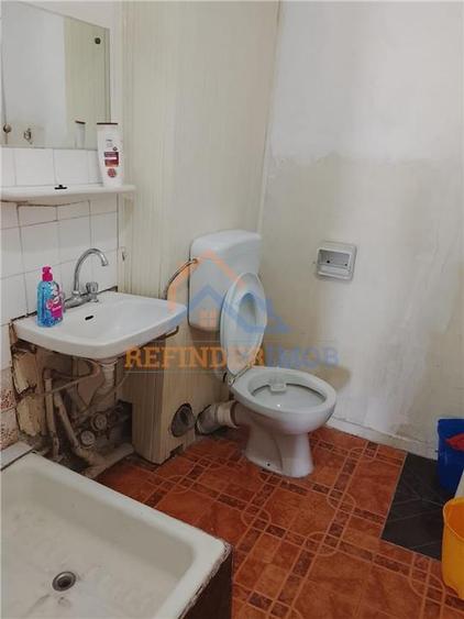 Apartament cu 4 camere semidecomandat în Rahova