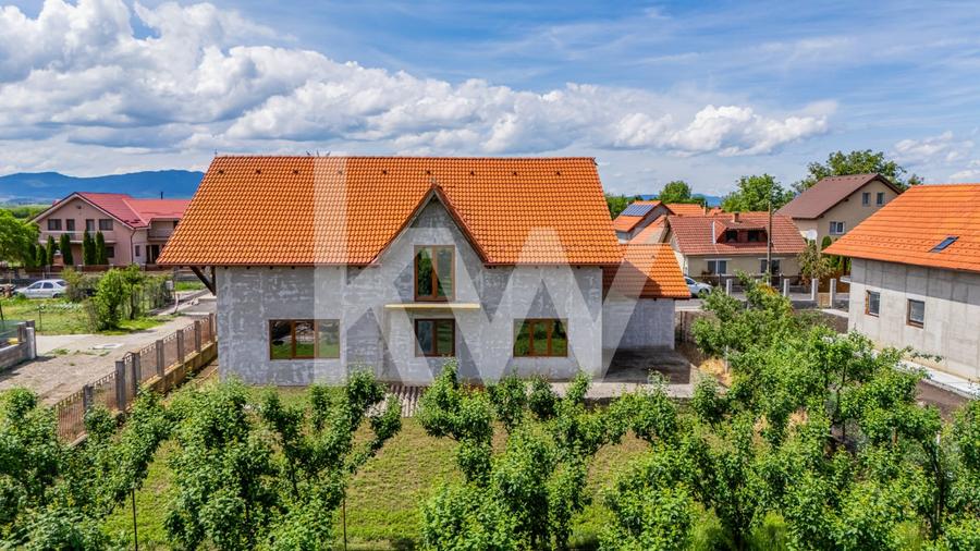 Casă individuală cu 7 camere cu Canalizare în Feldioara