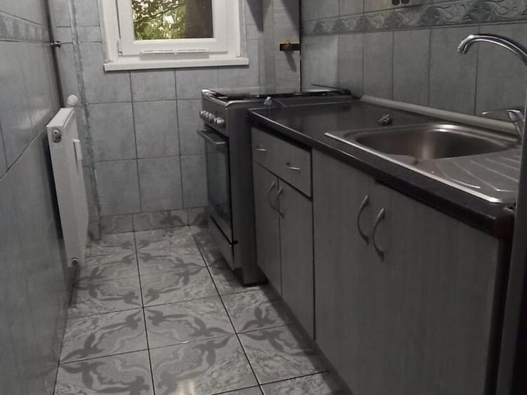 Apartament cu 3 camere semidecomandat în Brâncoveanu