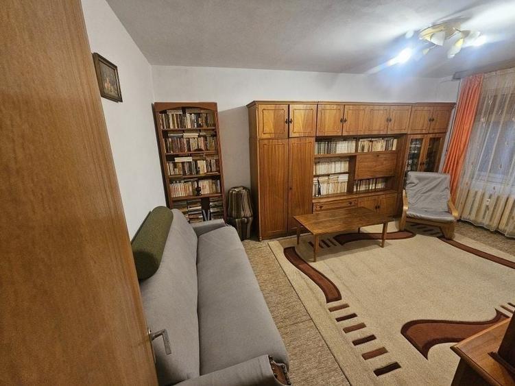 Garsonieră decomandată în Titan