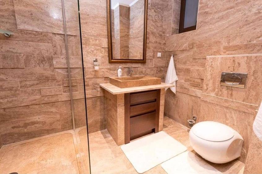 Casă cu 4 camere cu Teren 1500 Mp în Central