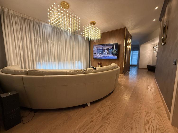 Penthouse cu 4 camere semidecomandat, mobilat în Vitan Mall