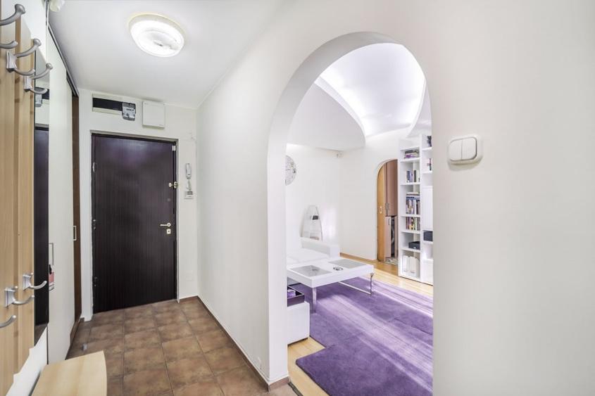 Apartament cu 2 camere semidecomandat, mobilat în 1 Mai