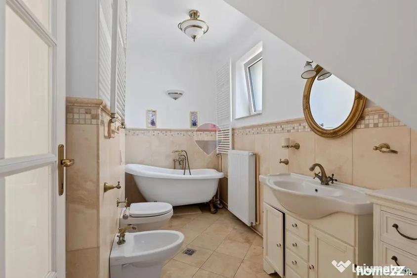 Apartament cu 3 camere semidecomandat în Central