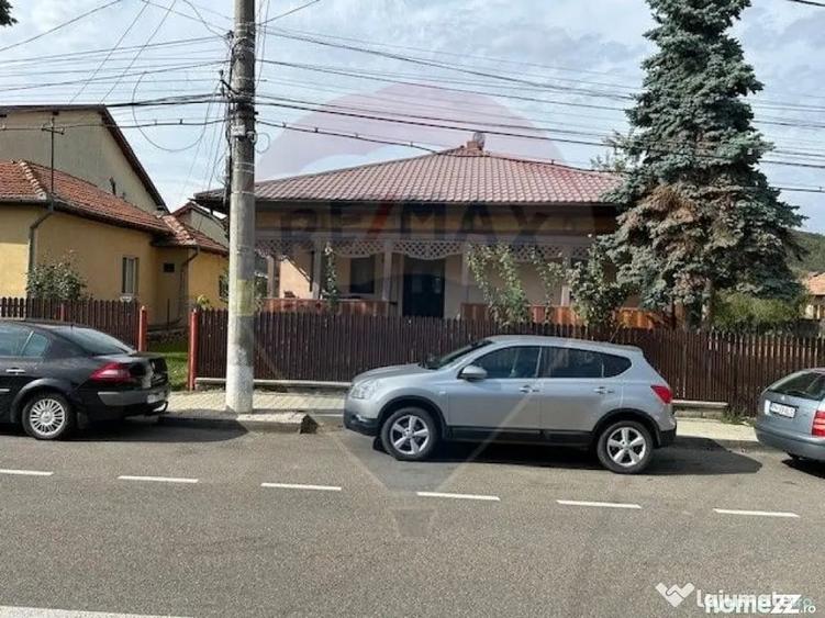 Casă cu 4 camere cu Teren 1478 Mp în Măneciu