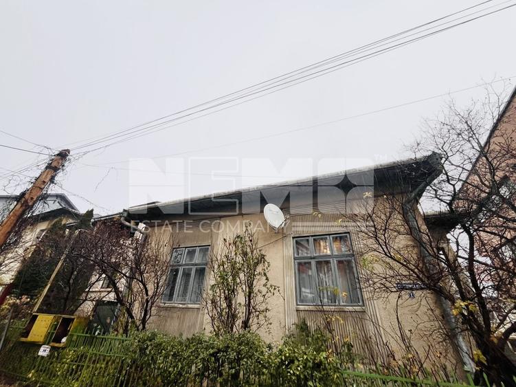Casă individuală cu 6 camere cu Canalizare în Central