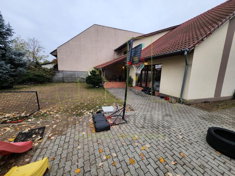 Casă individuală cu 6 camere cu Canalizare în Tipografilor