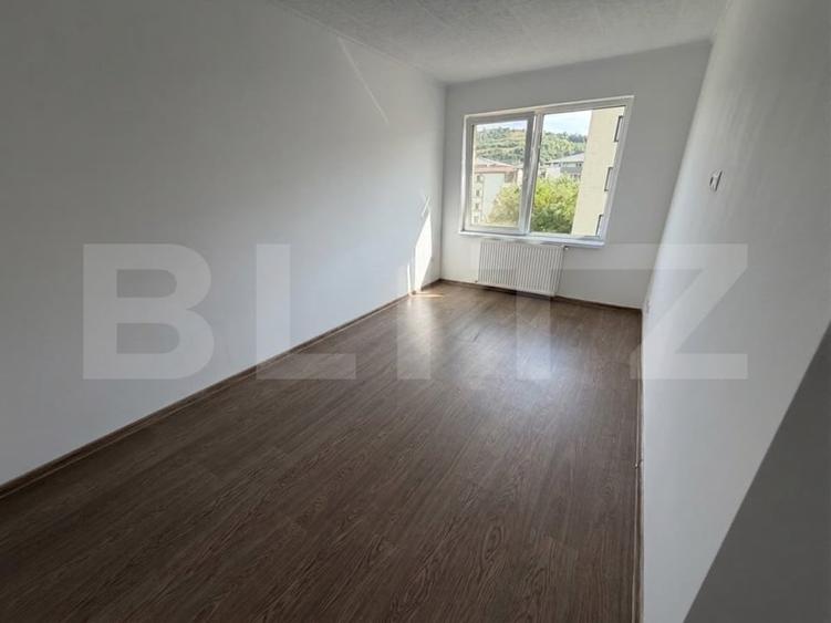 Apartament cu 4 camere semidecomandat în Florești