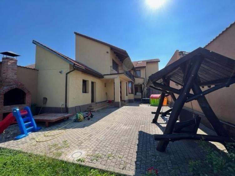 Casă individuală cu 10 camere cu Canalizare în Central