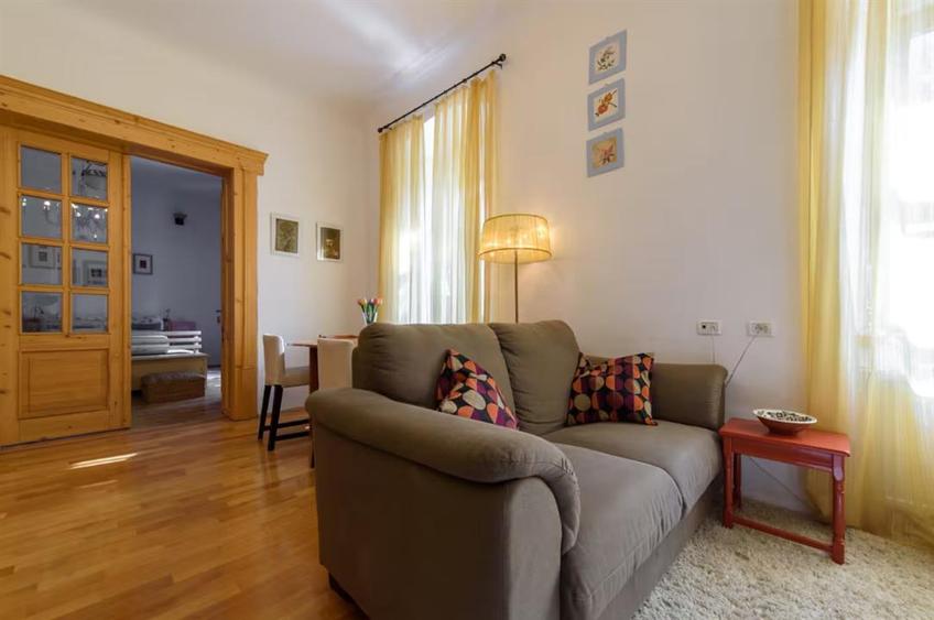 Apartament cu 2 camere semidecomandat, mobilat în Centrul Istoric