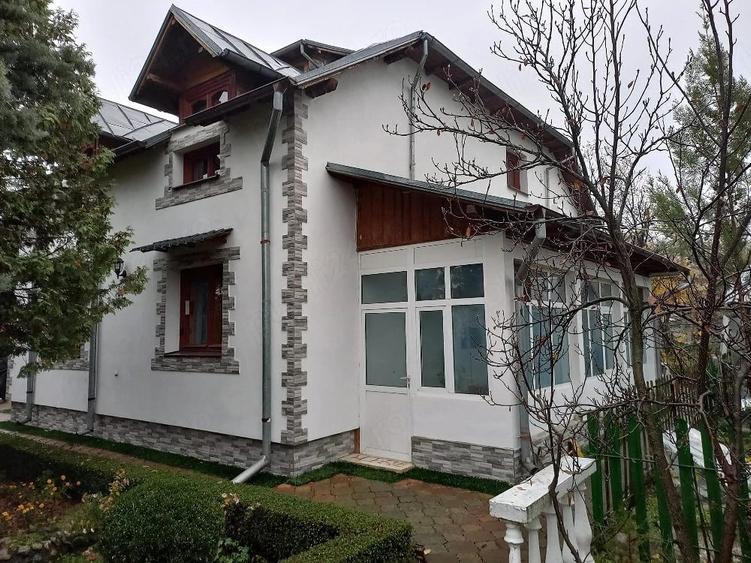 Casă cu 6 camere cu Teren 900 Mp în Pucioasa