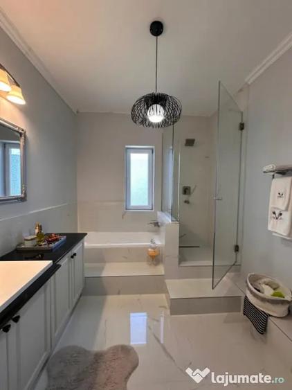 Casă cu 5 camere cu Teren 250 Mp în Central