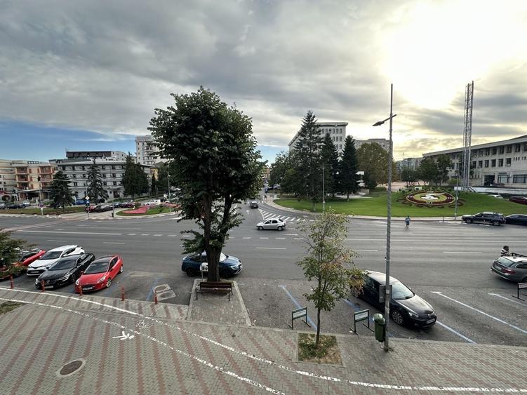 Apartament cu 3 camere decomandat în Geamăna