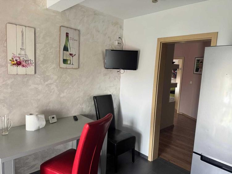 Apartament cu 3 camere decomandat, mobilat în Lipovei