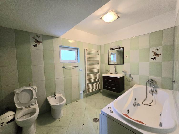 Apartament cu 6 camere nedecomandat, mobilat în Moșilor