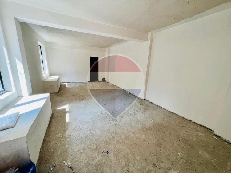 Casă individuală cu 10 camere cu Teren 65 Mp în Periferie
