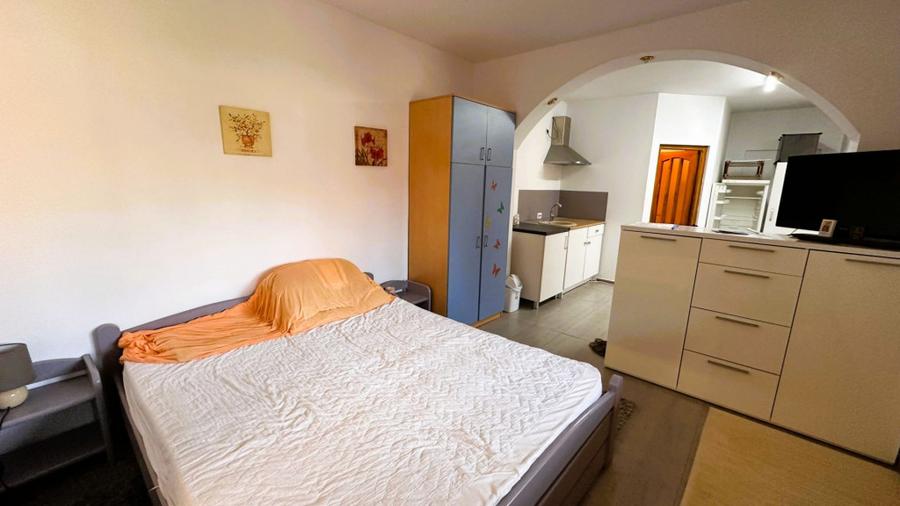 Casă cu 12 camere cu Teren 350 Mp în Central