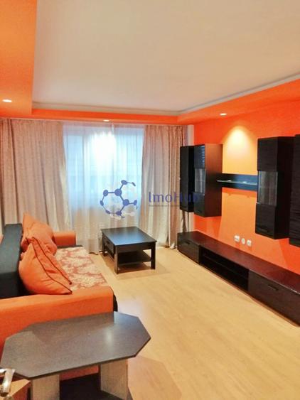 Apartament cu 3 camere semidecomandat, mobilat în Central