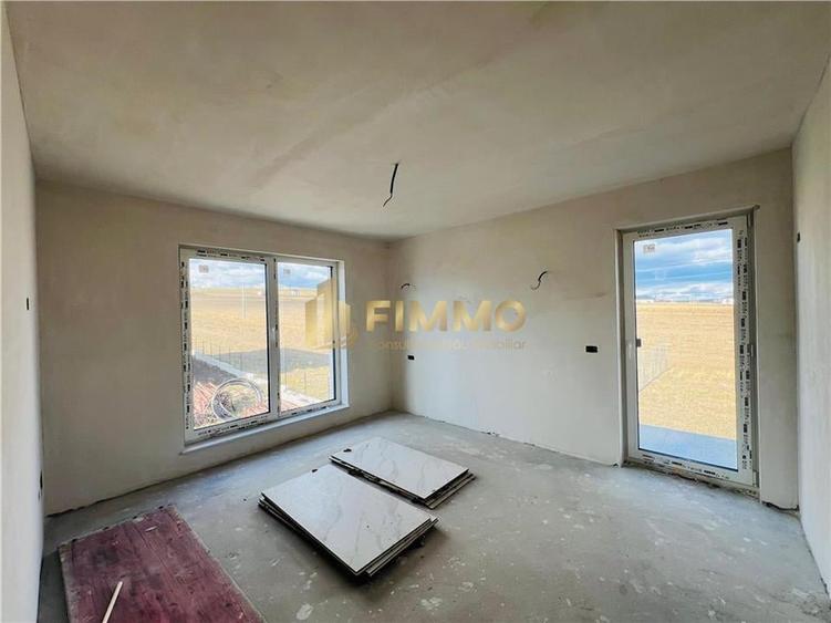 Duplex cu 4 camere cu Canalizare în Ipotești