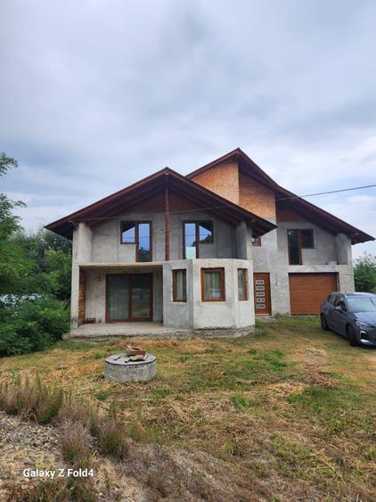 Casă individuală cu 4 camere cu Garaj în Zamostea