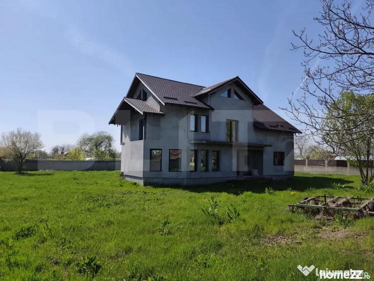 Casă cu 7 camere cu Teren 1607 Mp în Central