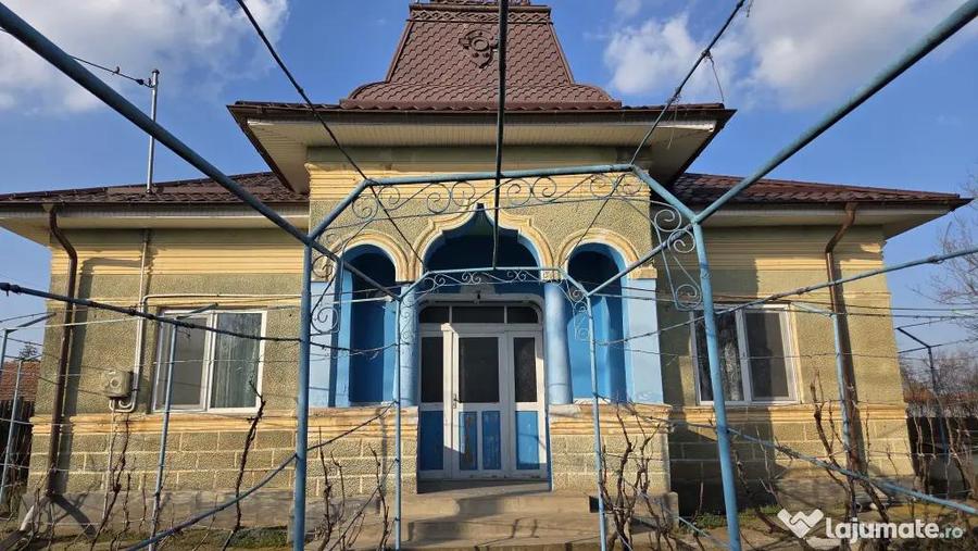 Casă cu 2 camere cu Teren 1500 Mp în Urzica