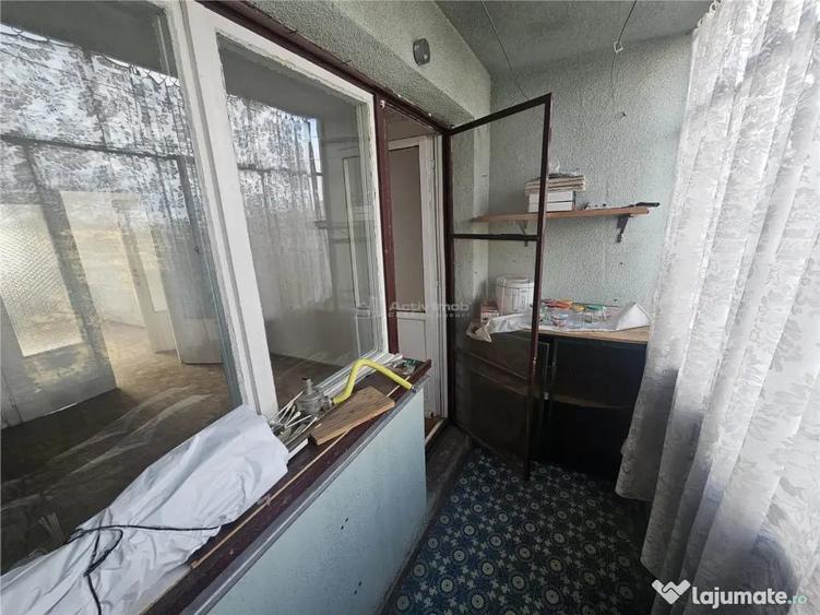 Apartament cu 3 camere semidecomandat în Micro I