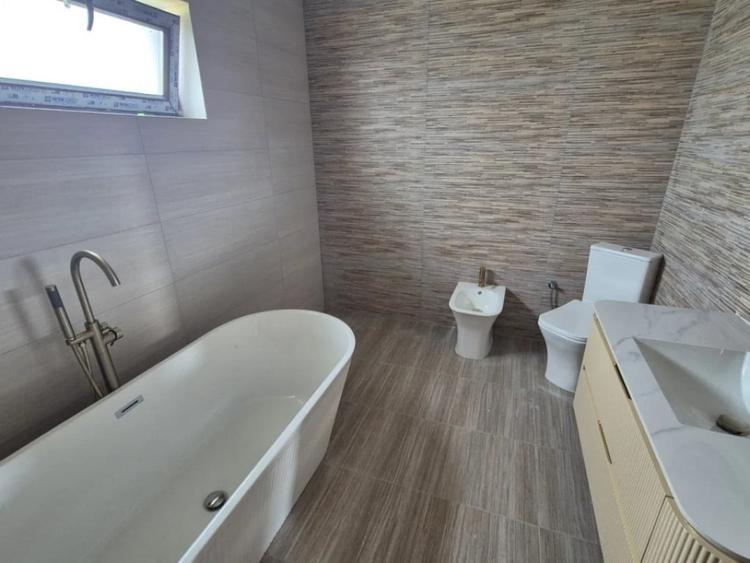 Casă cu 4 camere cu Teren 300 Mp în Central