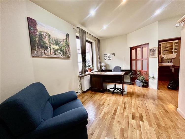 Casă individuală cu 11 camere cu Canalizare în Centrul Civic