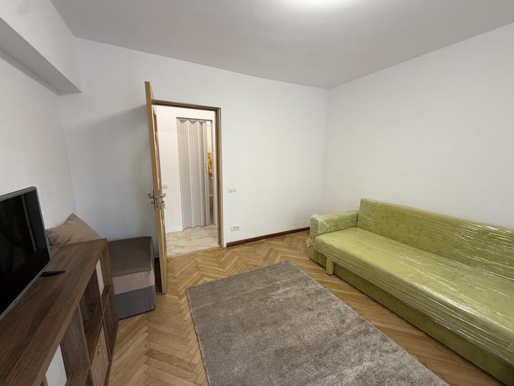 Apartament cu 3 camere decomandat, mobilat în P-ța Unirii