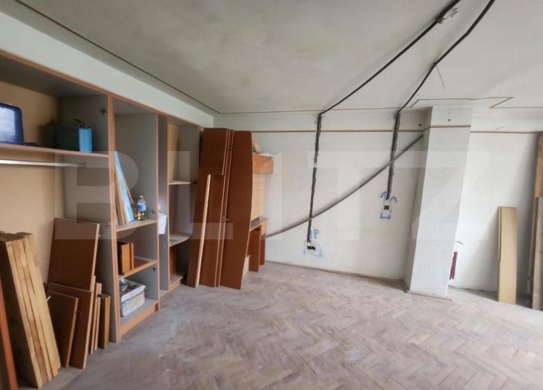 Apartament cu 3 camere semidecomandat în Cugir