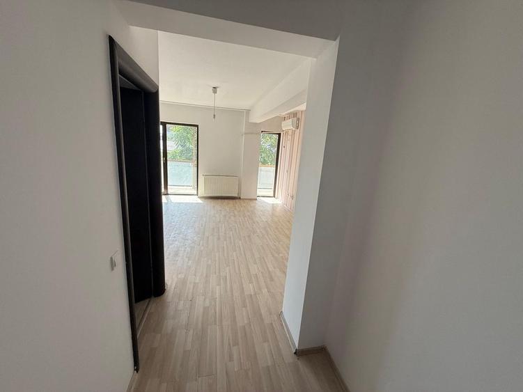 Apartament cu 3 camere semidecomandat, mobilat în Nord