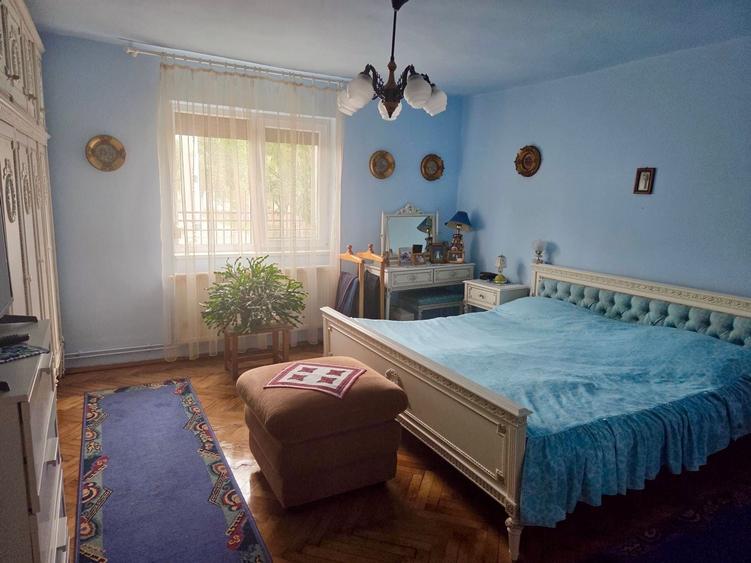 Casă cu 4 camere semidecomandat în Bârzești
