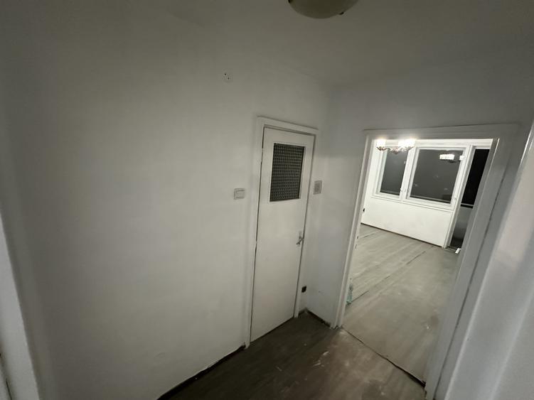 Apartament cu 3 camere semidecomandat în Berceni