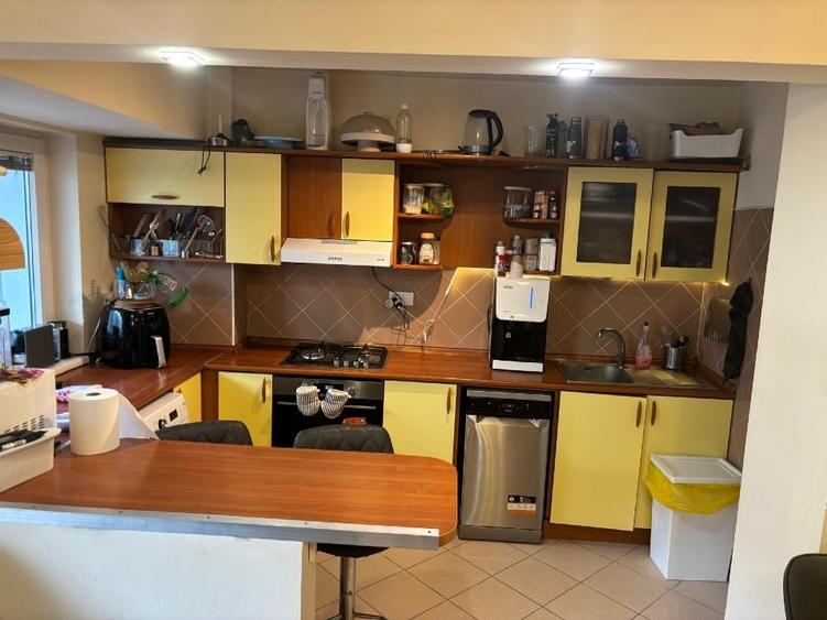 Apartament cu 3 camere decomandat, mobilat în Banu Manta