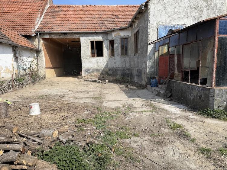 Casă cu 4 camere cu Teren 1490 Mp în Zervești