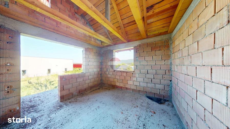 Casă cu 5 camere cu Teren 1000 Mp în Cristian