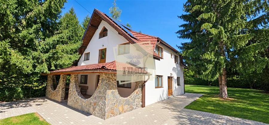 Casă individuală cu 7 camere cu Teren 1000 Mp în Central
