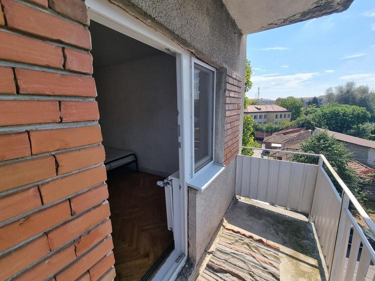 Apartament cu 3 camere semidecomandat, mobilat în Girocului